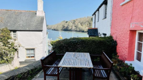 Holly Cottage - characterful cottage a stones throw from river Dart with front & back patios